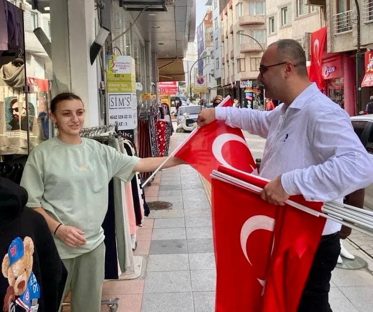 CHP Biga’dan Cumhuriyetimizin 100. yılında esnafa Türk Bayrağı