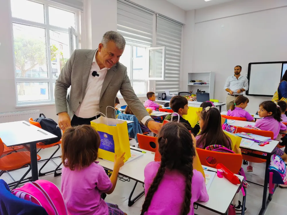 Başkan Elbi,öğrenciler ile bir araya gelerek hediyeler dağıttı